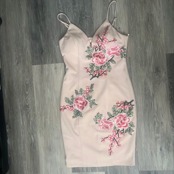 NWT. Entry brand dress blush-pink with floral patch details, size M - Picture 1 of 7